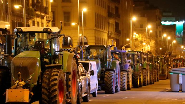 Imagen de los tractores que han pasado la noche en el centro de Barcelona. Foto: ACN