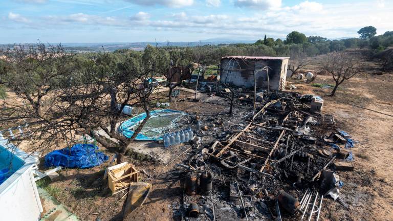 Imagen del estado en el que ha quedado la caravana tras el incendio. Foto: Joan Revillas