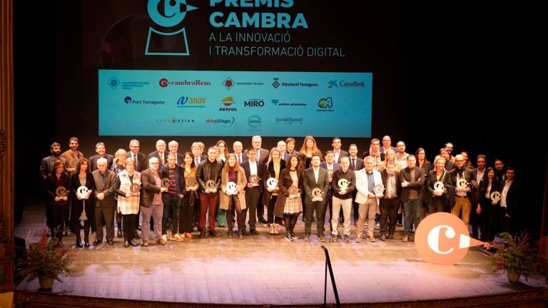 Foto de familia de los premiados en la gala de los Premis Cambra, este miércoles, en el Teatre Fortuny de Reus. Foto: F. Acidres