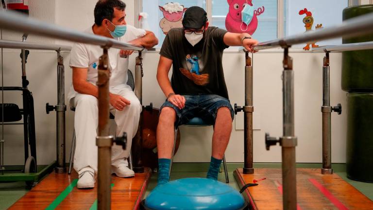 Paciente con lesión medular por una zambullida haciendo rehabilitación. FOTO: EFE