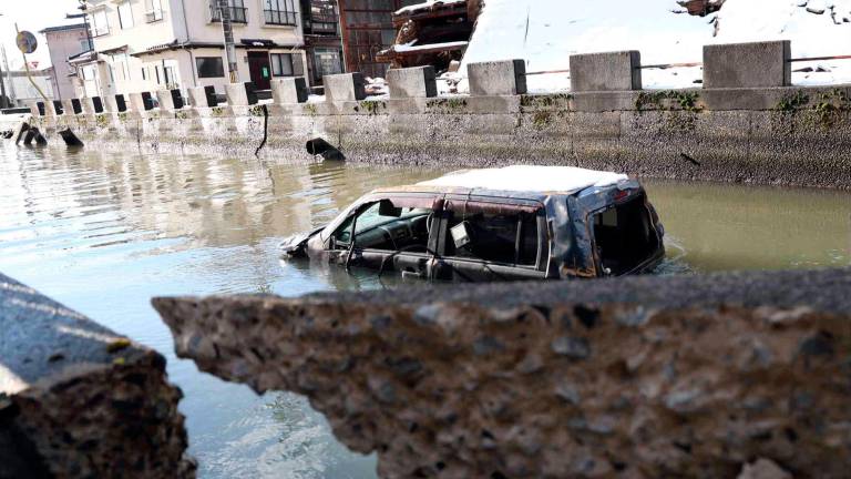Un coche que fue arrastrado por el terremoto que arrasó en Japón. Foto: EFE