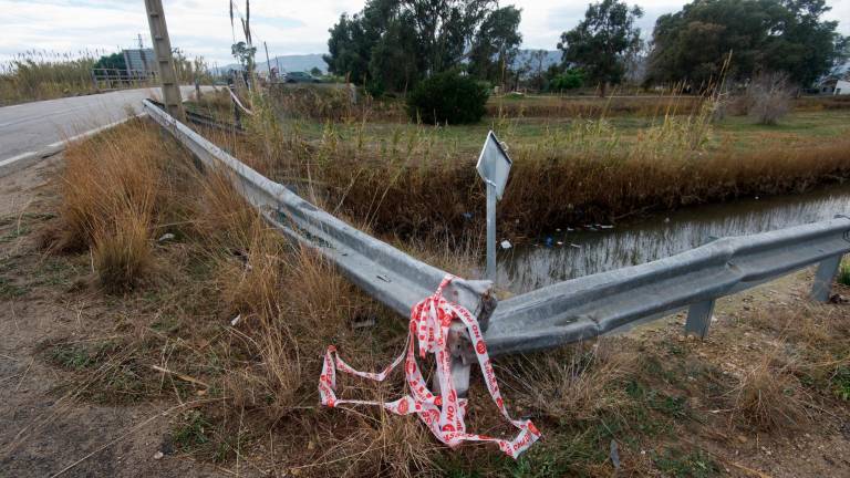 El accidente se ha producido en el kilómetro 4,2 de la carretera de La Ràpita a Poble Nou del Delta. Foto: Joan Revillas