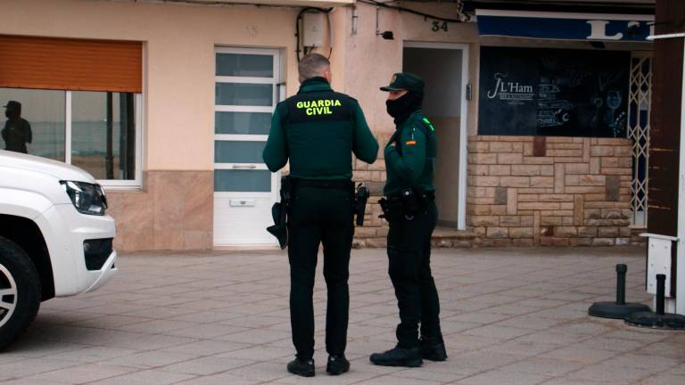 Dos agentes de la Guardia Civil participando en una operación policial conjunta con la Policía Nacional en Torredembarra. Foto: ACN