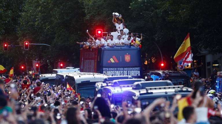 Rodri Hernández levanta el trofeo en el bus que pasea por las calles de Madrid. foto: efe