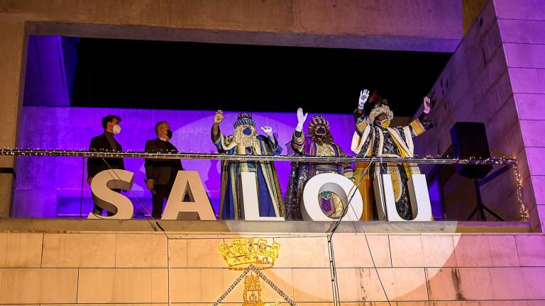 Los tres Reyes saludando desde el balcón del Ayuntamiento de Salou. Foto: Angel Ullate