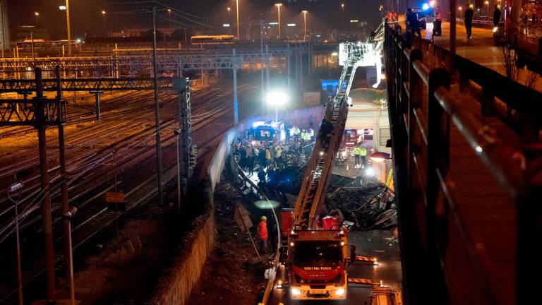 Se están investigando las causas del siniestro que apuntan a una supuesta indisposición del conductor. Foto: EFE