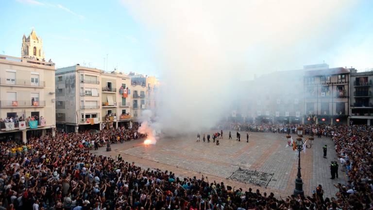 La plaça del Mercadal plena de gent durant la primera Troanda del Sant Pere 2022. FOTO: Alba Mariné