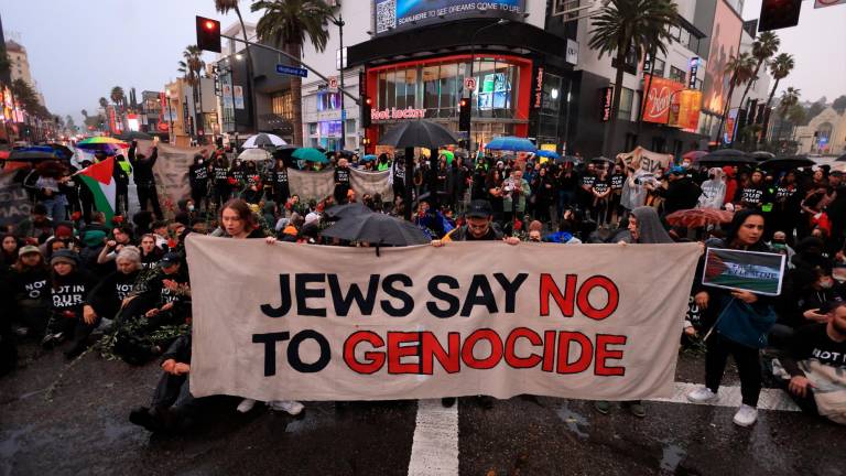 Activistas judíos que piden un alto el fuego en la Franja de Gaza cierran el cruce de Hollywood y Highland, en Los Ángeles, California, Estados Unidos. Foto: EFE