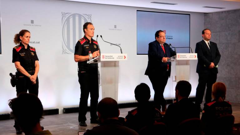 El comisario jefe de los Mossos d’Esquadra, Eduard Sallent, y el conseller de Interior, Joan Ignasi Elena, entre la comisaria Rosa Bosch y el director general de la Policía, Pere Ferrer, en la rueda de prensa sobre el dispositivo para detener a Puigdemont. Foto: ACN