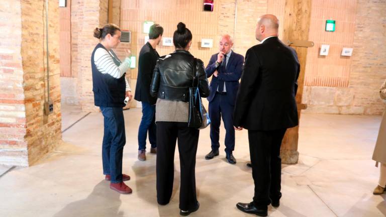 Carlos Prieto visitant el Museu del Mar de la Ràpita. Foto: ACN