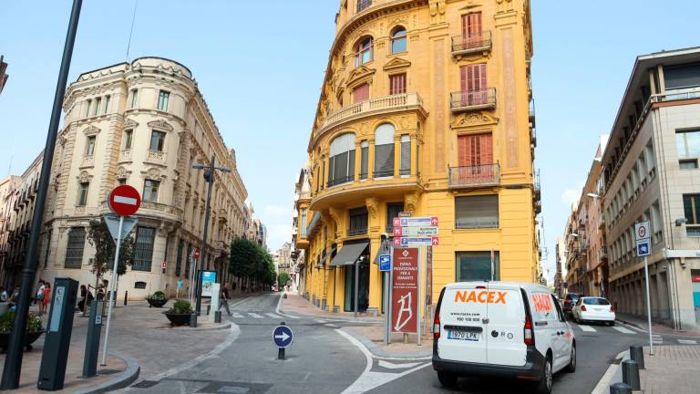 $!En breve se tiene que peatonalizar el tramo del arrabal entre plaza de Catalunya y calle Santa Anna FOTO: Alba Mariné