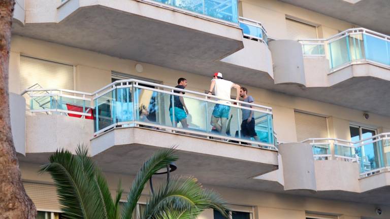 Balcones de viviendas de uso turístico ubicadas en Salou. Foto: Alba Mariné