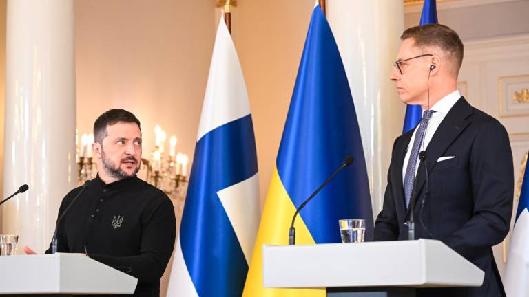El presidente de Finlandia, Alexander Stubby el presidente de Ucrania, Volodímir Zelenski, ofrecen una rueda de prensa conjunta tras sus conversaciones durante la visita oficial de este último a Helsinki, Finlandia, este miércoles. Foto: EFE