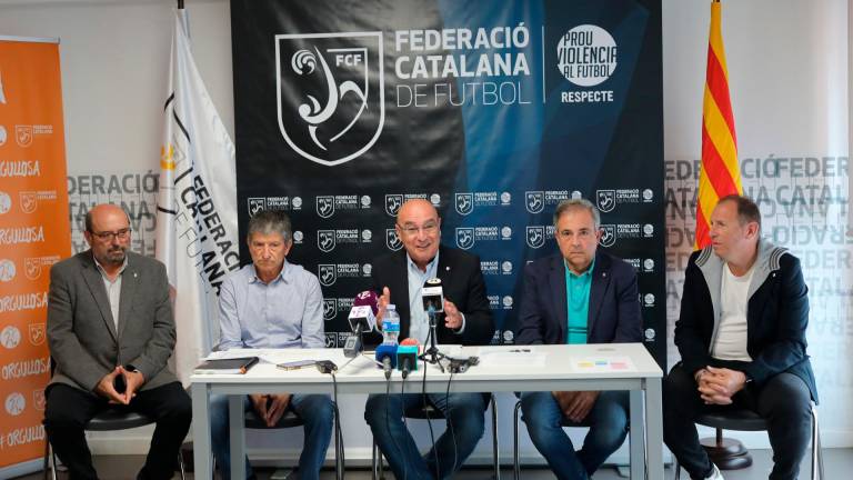 De izquierda a derecha: Juan Carlos Infantes, Aniceto Galván, el delegado José Cosano, Toni Nieto y Juan Francisco Muñoz en la delegación de Tarragona de la FCF. Foto: Ángel Ullate