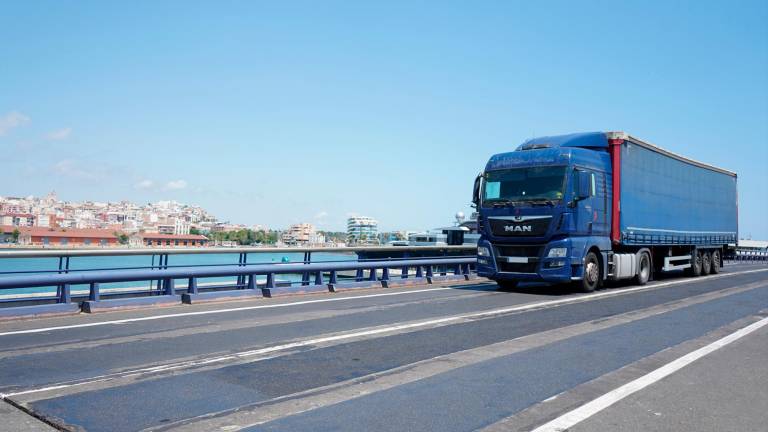 El tablero metálico del puente móvil del Port de Tarragona ha finalizado sus obras