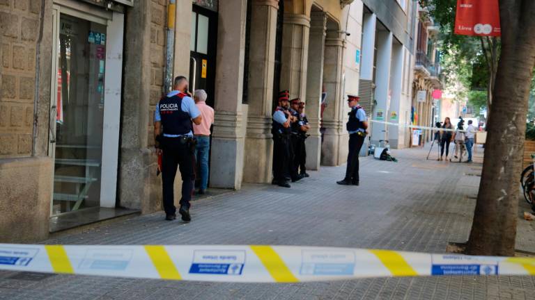 Imagen de varios agentes de los Mossos a las puertas de edificio donde ha tenido lugar la muerte del menor. Foto: ACN