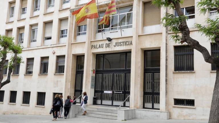 Exterior del Palau de Justícia de Tarragona, donde está el Juzgado de Violencia sobre la Mujer. Foto: Pere Ferré