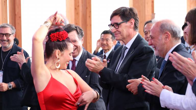 El president de la Generalitat, Salvador Illa, aplaudint durant una actuació de rumba. Foto: ACN