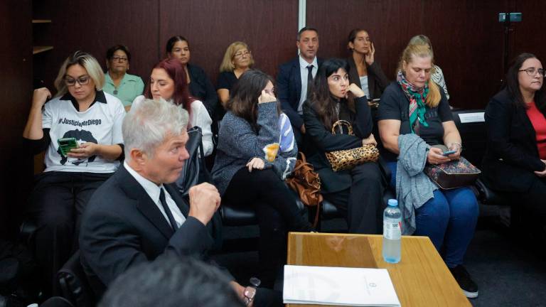 Dalma (c) y Giannina Maradona (3-d), hijas de Diego Armando Maradona junto a otros familiares asisten este martes, a los tribunales de San Isidro en Buenos Aires, (Aregentina). Las hijas de Maradona llegaron al Tribunal de lo Criminal N°3 de San Isidro, provincia de Buenos Aires, para asistir a la primera audiencia del juicio por la muerte de su padre. Foto: EFE