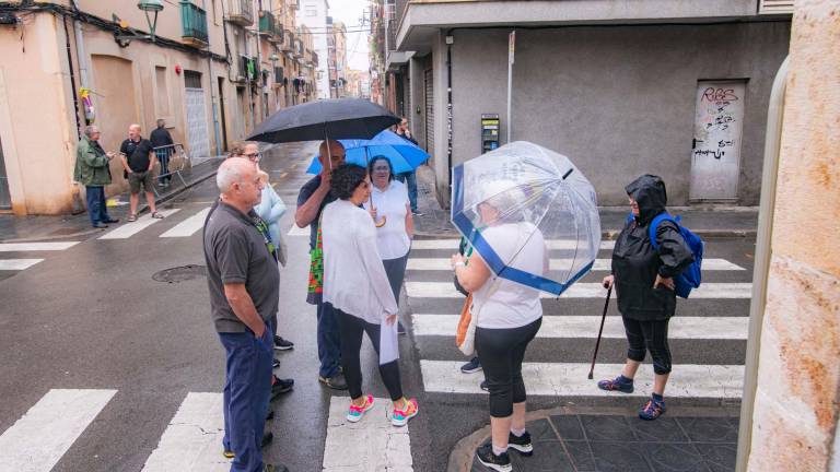 Los trabajos no se iniciaron por la lluvia y pocos vecinos acudieron a la protesta. Foto: Ángel Ullate