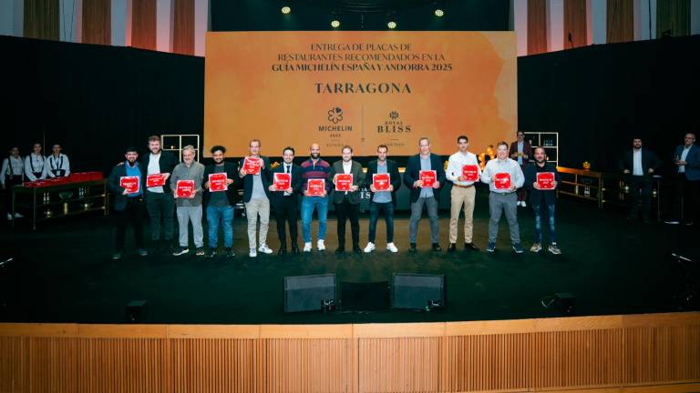 Los restaurantes recomendados de Tarragona con sus placas, entregadas por Royal Bliss. Foto: cedida