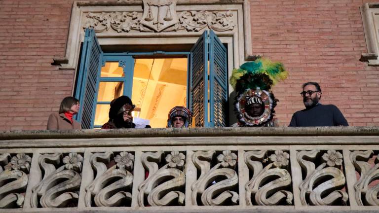 Los emisarios reales saludaron desde el balcón de la Casa Rull. Foto: Reus Cultura