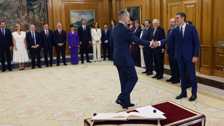 El rey Felipe VI estrecha la mano al presidente del Gobierno, Pedro Sánchez (d), a su llegada a la ceremonia en la que los 22 ministros del nuevo Gobierno de Pedro Sánchez prometieron sus cargos. Foto: EFE/ Chema Moya POOL