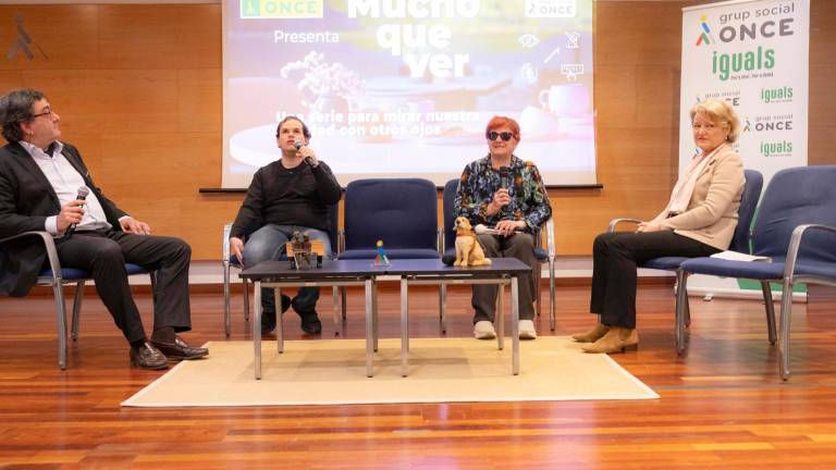 Consol Alonso y David Ramírez –ambos en el centro– acompañados por el director de la ONCE en Tarragona, Josep Vilaseca, y Laura Blanco, técnica de rehabilitación. FOTO: Àngel Ullate