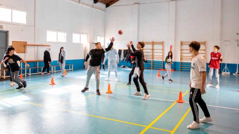Estudiantes del Institut Baix Camp de Reus, el viernes pasado en una clase de actividad física. Foto: Alba Mariné