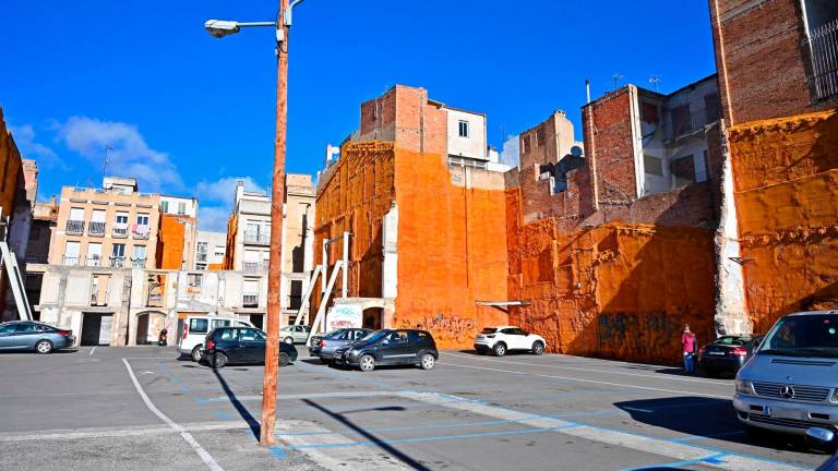 $!El actual parking de la calle Sant Benet es donde irá el futuro CAP, un parking subterráneo y 70 viviendas. FOTO: Alfredo González