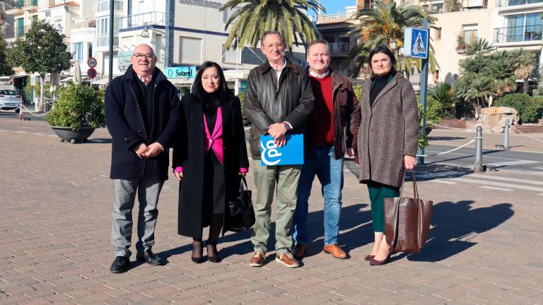 El diputat Pere Lluís Huguet acompanyat dels regidors populars de Creixell, Tarragona i Cambrils. Foto: ACN