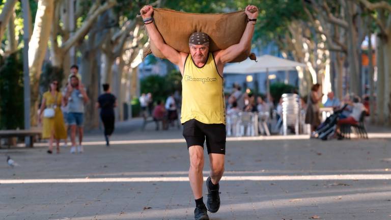 Díaz entrena en el Passeig Prim, cargando 58 kilos sobre las espaldas. FOTO: Fabián Acidres