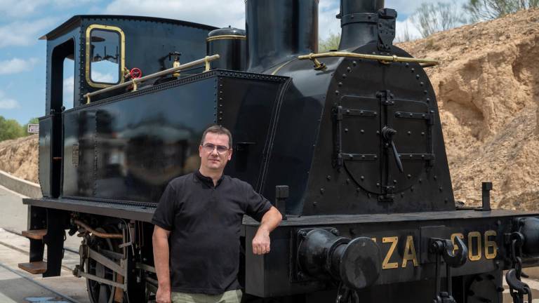 Jordi Sasplugas, amb la locomotora de vapor Cuco, a l’estació de Móra la Nova. Foto: Joan Revillas