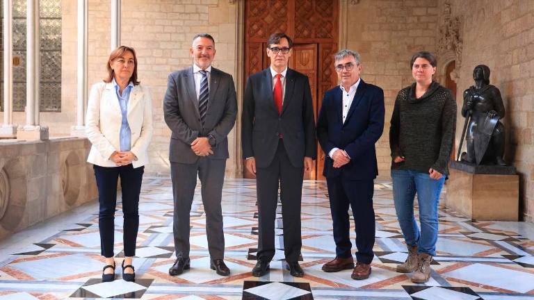 El presidente de la Generalitat, Salvador Illa, con el conseller de Empresa y Trabajo, Miquel Sàmper, la consellera de Territorio, Sílvia Paneque, y dos representantes del sector de los campings, en la reunión de este martes. Foto: ACN