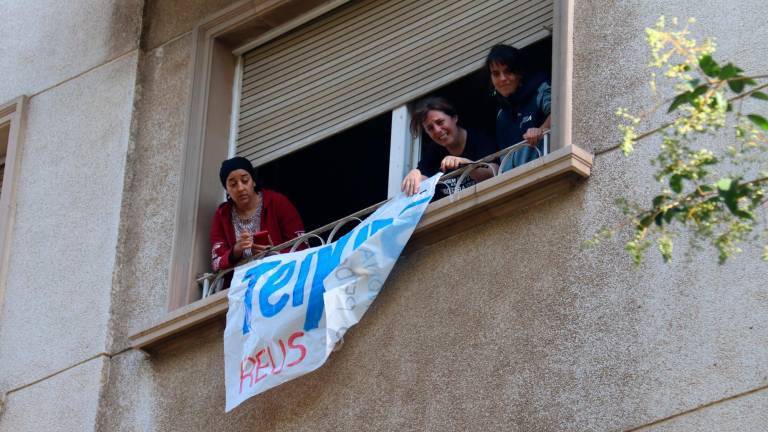 La Lucía, acompanya de dues membres del Sindicat d’Habitatge de Reus, minuts abans de ser desnonada. Foto: ACN