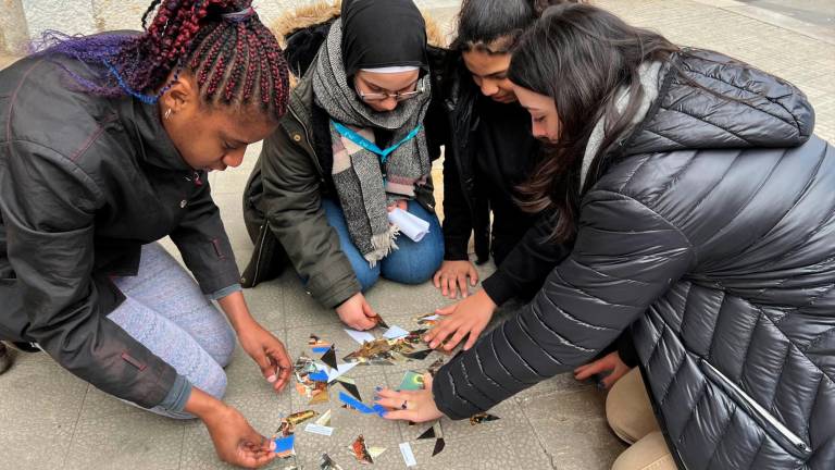 Un grupo de alumnas intentando resolver una de las pruebas de la ruta mitológica. FOTO: Alfredo González