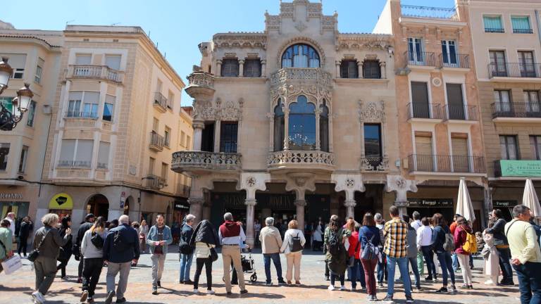 Un grupo de turistas observando la fachada de Casa Navàs, en el Mercadal, una de las joyas modernistas de Reus. FOTO: Alba Mariné