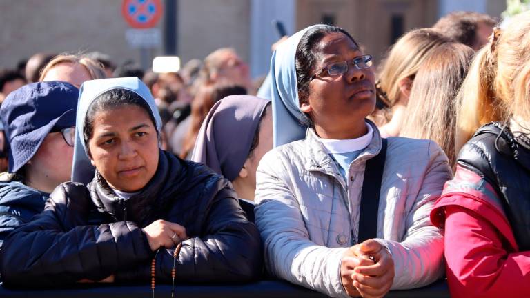 Asistentes al funeral del papa Francisco en el Vaticano. Foto: ACN