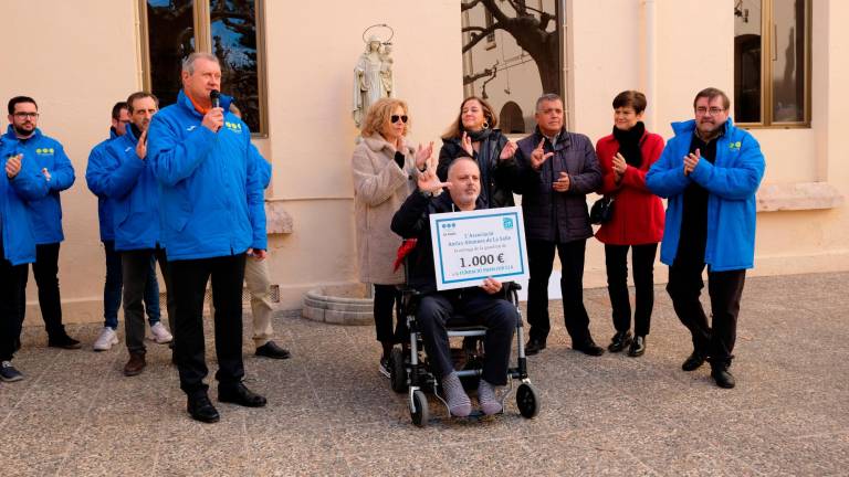 Momento de la entrega del cheque a Siscu Morell, ‘alma mater’ de Swim for ELA. Foto: I. Alcalá