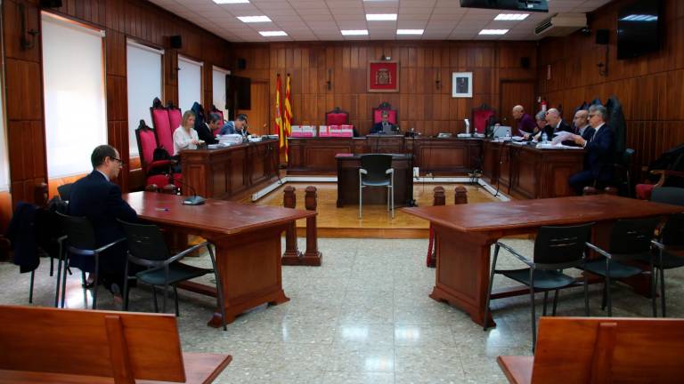 El magistrat, la fiscal i els lletrats defensors a l’inici del judici del concurs de creditors de l’empresa Agrofruit que se celebra a l’Audiència de Tarragona. Foto: ACN