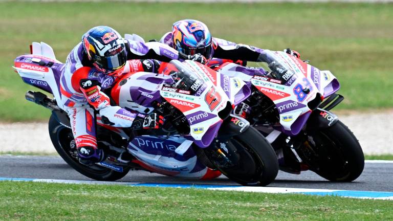 El francés Johann Zarco adelanta a Jorge Martín. Foto: EFE/Joel Carrett