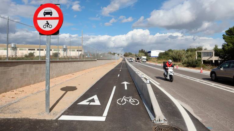 El tramo entre Aigüesverds y Blancafort está casi finalizado. Tiene carril bici y para peatones. FOTO: Alba Mariné