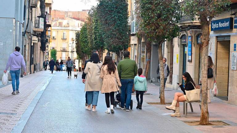 El aspecto que mostraba ayer el tramo del arrabal más cercano a la plaza de Catalunya, con viandantes paseando por la calle y gente sentada en el nuevo mobiliario, sin coches. Foto: Alfredo González