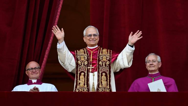 El papa León XIV saluda a los fieles congregados en la Plaza de San Pedro del Vaticano en la primera bendición urbi et orbi como pontífice. Foto: ACN