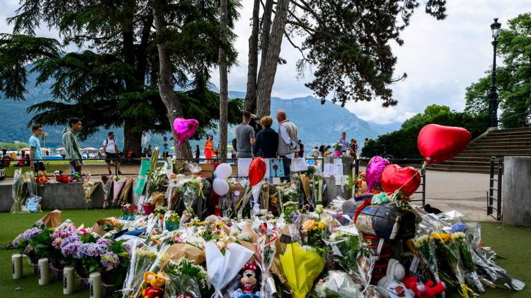 Flores y demás para homenajar a las víctimas del apuñalamiento. Foto: EFE