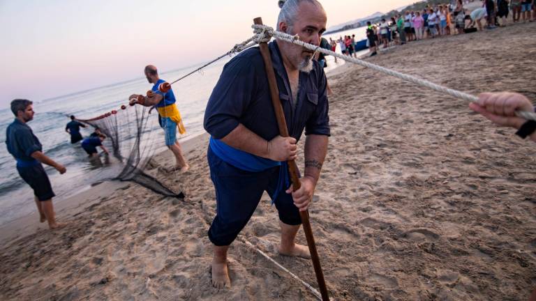 La Societat Pescadors de Santa Maria del Mar exhibió el arte de ‘Tirar l’Art’. FOTO: Angel Ullate