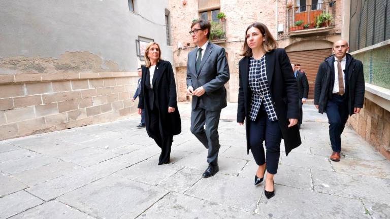 Salvador Illa, acompañado de la alcaldesa de Valls (izquierda), paseando por Valls. Foto: Marc Bosch