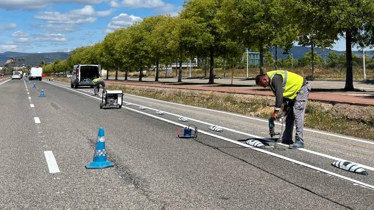 El nuevo carril de Bellissens en construcción en la calzada; detrás, el carril integrado en la acera que se hizo hace unos años. Foto: Alfredo González