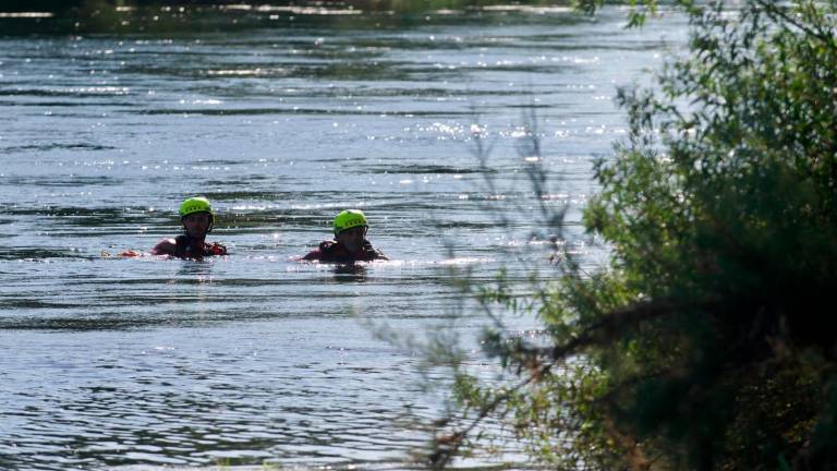 Reanudan este martes la búsqueda de un joven arrastrado por la corriente del río Ebre