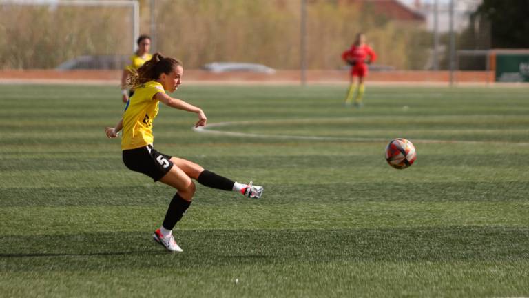 Cinta Vilarroya realiza un lanzamiento en el partido ante el Atlètic Balears ‘B’. Foto: Alba Mariné